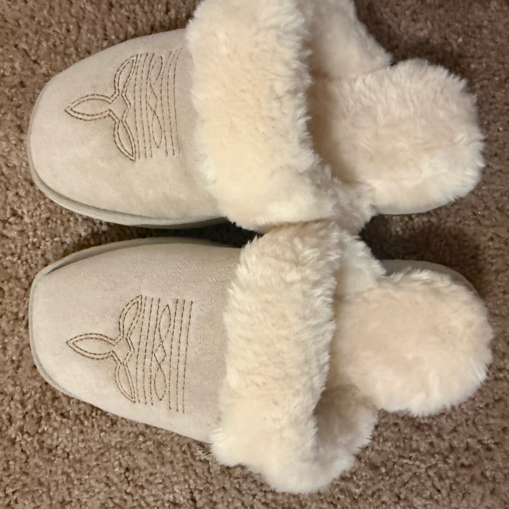 Cozy Cream Fuzzy Slippers